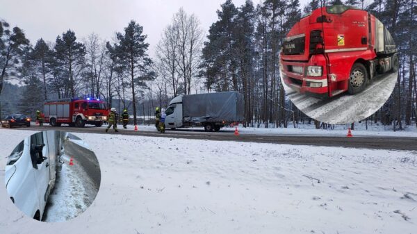 Kolizja busa z ciężarówką na DW 454 między Kupem a Dobrzeniem Wielkim