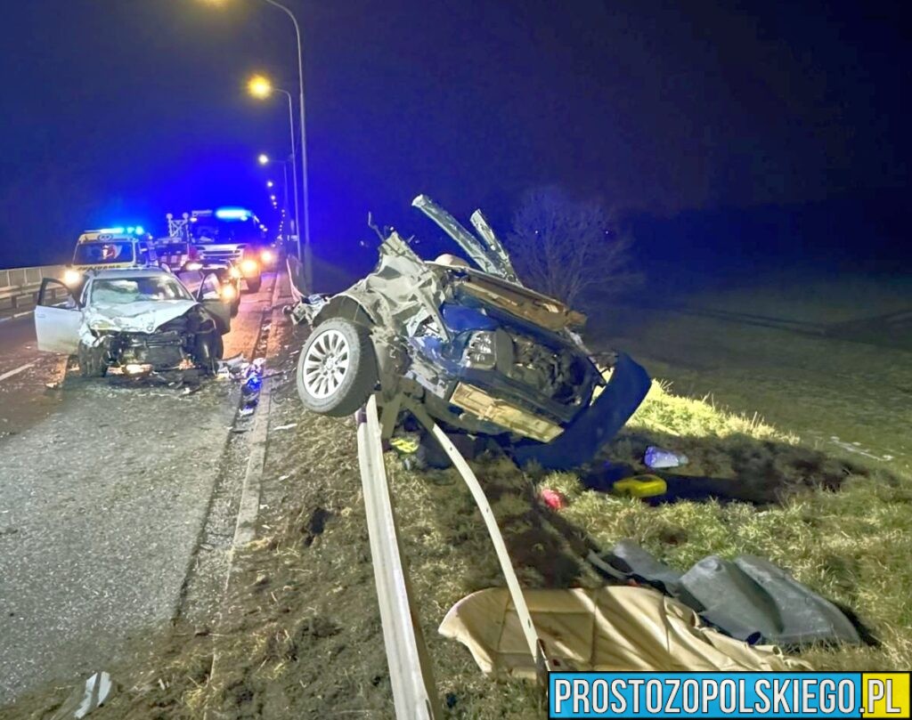 Poważny wypadek na&nbsp;DK39. Droga Brzeg–Namysłów zablokowana. Jeden z&nbsp;pojazdów rozerwany na&nbsp;dwie części