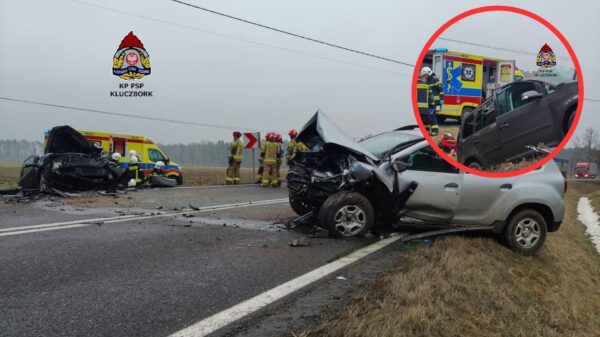 Poważny wypadek na DK45 w Jasionie. Pięć osób poszkodowanych, droga całkowicie zablokowana
