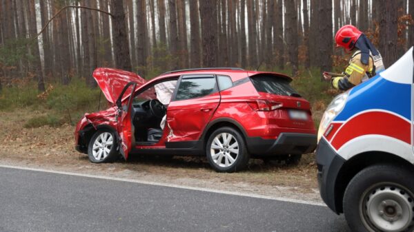 Wypadek na trasie Komprachcice – Szydłów. Trudne warunki drogowe, interweniowały służby