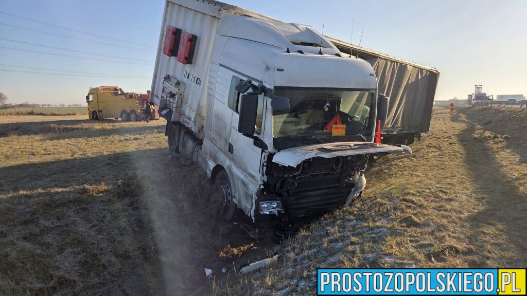 Wypadek ciężarówki MAN na 203. kilometrze trasy w kierunku Wrocławia. Pojazd wpadł do rowu