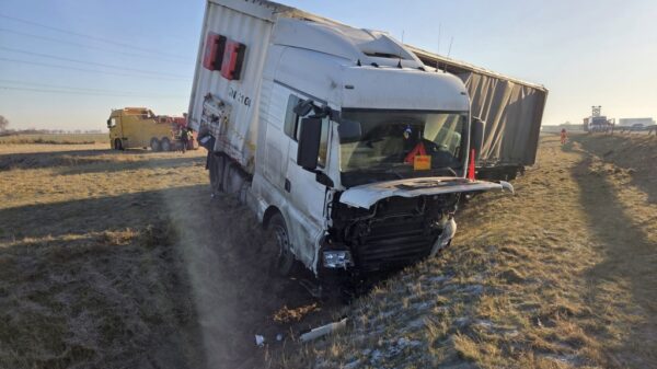 Wypadek ciężarówki MAN na 203. kilometrze trasy w kierunku Wrocławia. Pojazd wpadł do rowu