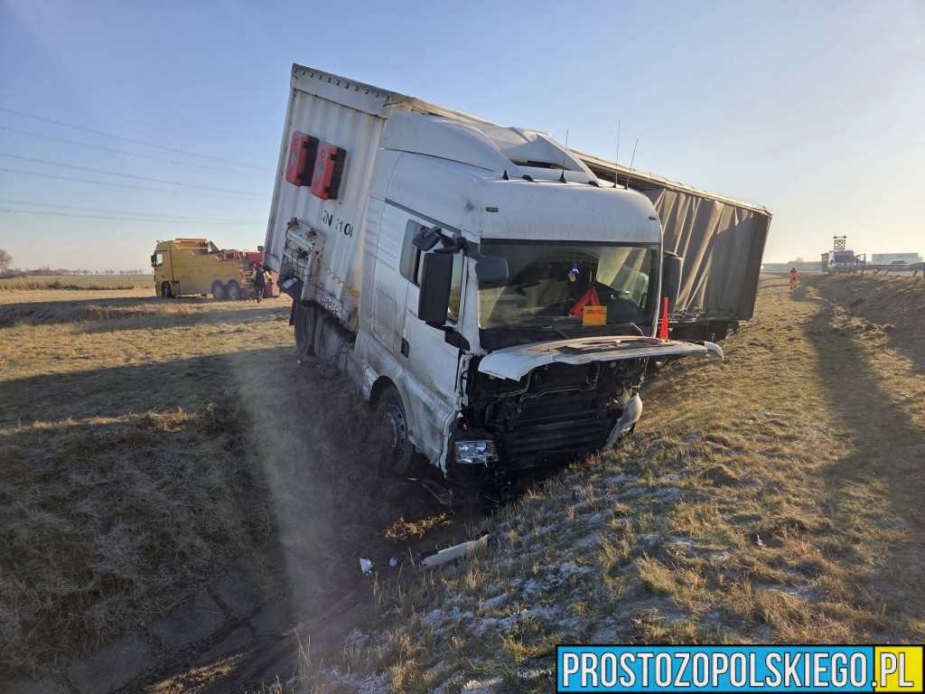 Wypadek ciężarówki MAN na 203. kilometrze trasy w kierunku Wrocławia. Pojazd wpadł do rowu
