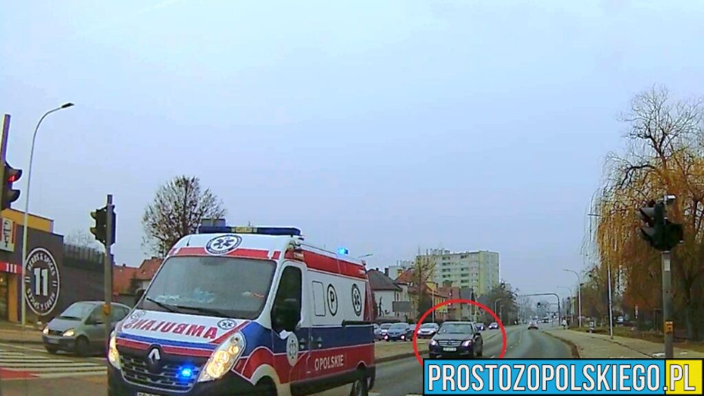 Samochód osobowy jechał tuż za karetką na sygnałach. Niebezpieczna sytuacja na ul. Niemodlińskiej w Opolu (WIDEO)