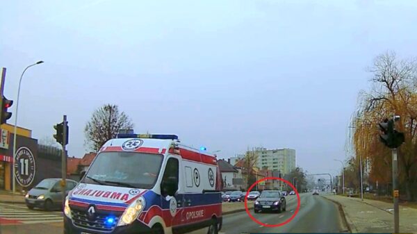 Samochód osobowy jechał tuż za karetką na sygnałach. Niebezpieczna sytuacja na ul. Niemodlińskiej w Opolu (WIDEO)