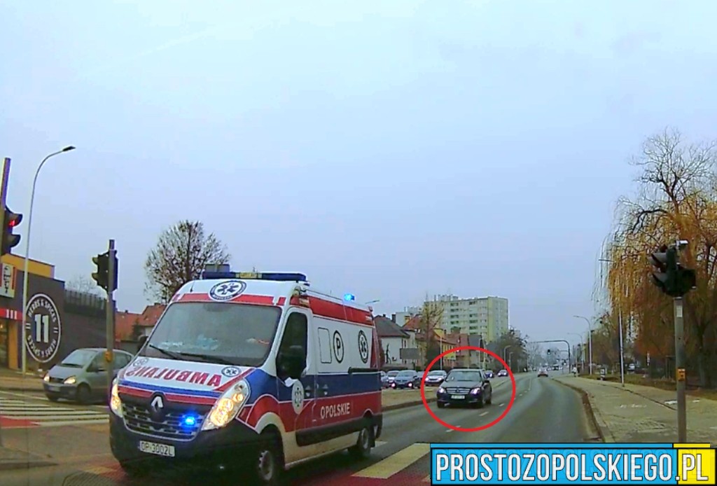 Samochód osobowy jechał tuż za karetką na sygnałach. Niebezpieczna sytuacja na ul. Niemodlińskiej w Opolu (WIDEO)