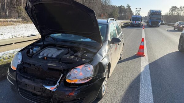 Kolejny wypadek na autostradzie A4 pod Opolem. Zderzyły się dwie osobówki i bus