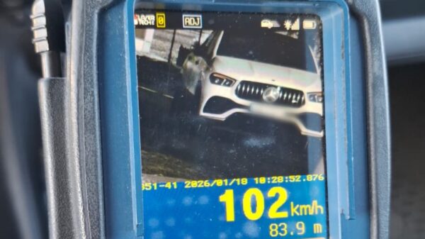 102 km/h w terenie zabudowanym. Kierowca stracił prawo jazdy i dostał wysoki mandat