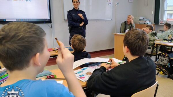 Policjanci z Brzegu, Lewina Brzeskiego i Grodkowa uczą dzieci, jak bezpiecznie spędzić ferie zimowe