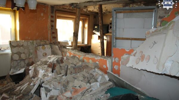 Włodzienin: Wybuch gazu w budynku mieszkalnym. 63-latek trafił do szpitala