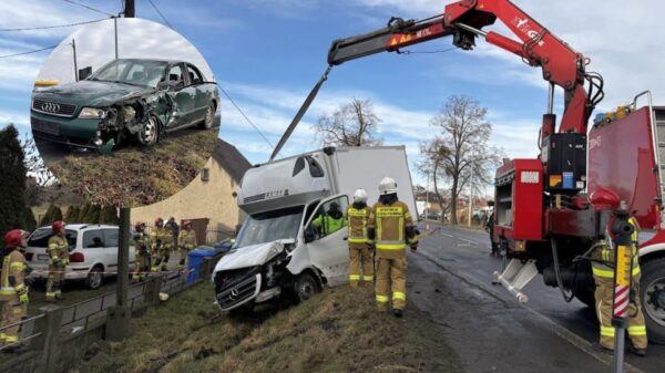 Wypadek drogowy na ul. Braci Kowalczyków w Opolu. Audi zderzyło się z dostawczym mercedesem