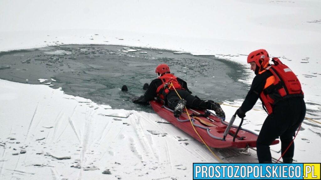 Ćwiczenia strażaków na zamarzniętej kamionce Silesia w Opolu. Apel o rozwagę (WIDEO)