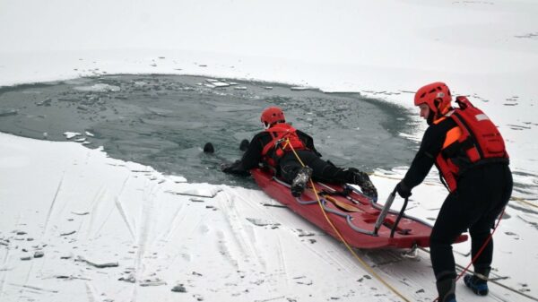 Ćwiczenia strażaków na zamarzniętej kamionce Silesia w Opolu. Apel o rozwagę (WIDEO)