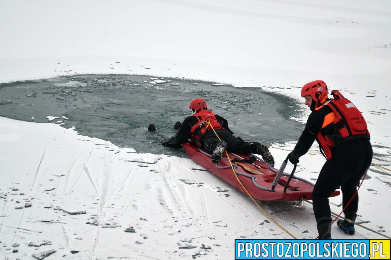 Ćwiczenia strażaków na zamarzniętej kamionce Silesia w Opolu. Apel o rozwagę (WIDEO)