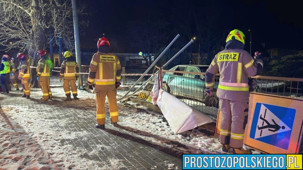 Wypadek na ul. Kłodnickiej w Kędzierzynie-Koźlu. Audi wypadło z drogi i wjechało na posesję