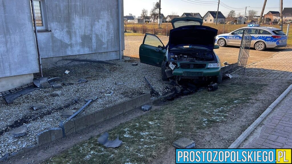Policyjny pościg za kierowcą Audi A3 pod Brzegiem. 22-latek poszukiwany listami gończymi wjechał w ogrodzenie (WIDEO)