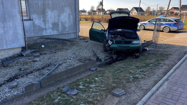 Policyjny pościg za kierowcą Audi A3 pod Brzegiem. 22-latek poszukiwany listami gończymi wjechał w ogrodzenie (WIDEO)