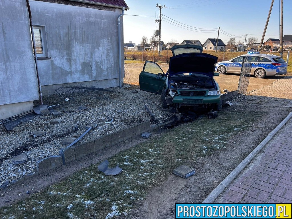 Policyjny pościg za kierowcą Audi A3 pod Brzegiem. 22-latek poszukiwany listami gończymi wjechał w ogrodzenie (WIDEO)
