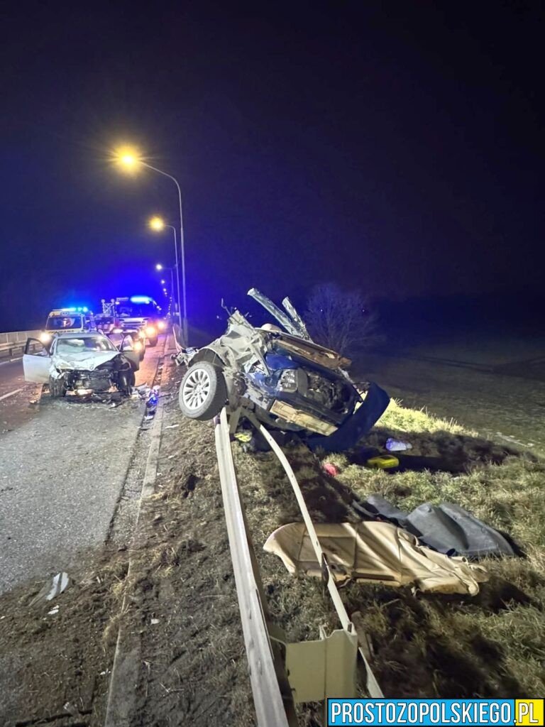 Poważny wypadek na&nbsp;DK39. Droga Brzeg–Namysłów zablokowana. Jeden z&nbsp;pojazdów rozerwany na&nbsp;dwie części