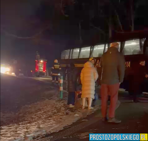 Wypadek drogowy w Falmirowicach. Zderzenie autobusu z Ukrainy z dwoma samochodami osobowymi. 4 osoby poszkodowane