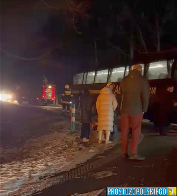 Wypadek drogowy w&nbsp;Falmirowicach. Zderzenie autobusu z&nbsp;Ukrainy z&nbsp;dwoma samochodami osobowymi. 4 osoby poszkodowanewypadek autobusu, zderzenie autobusu, wypadek autobusu opole, wypadek ukraińskiego autobusu, 