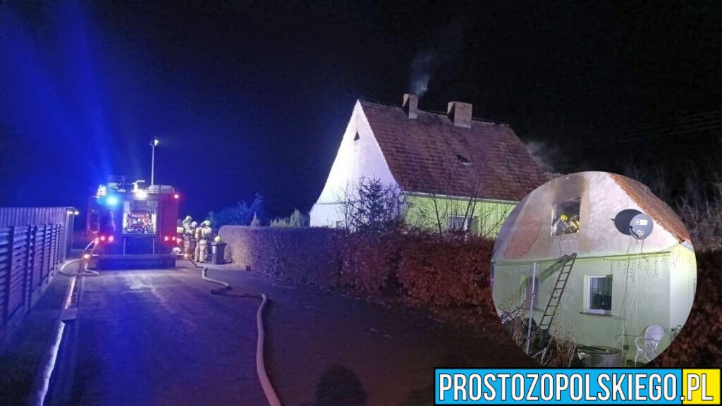 Pożar poddasza domu jednorodzinnego w Sowinie. Siedem osób ewakuowanych, w tym czworo dzieci