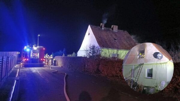 Pożar poddasza domu jednorodzinnego w Sowinie. Siedem osób ewakuowanych, w tym czworo dzieci