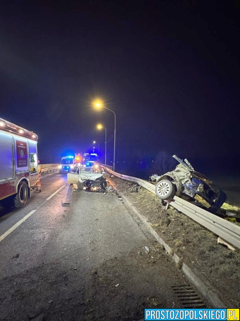 Poważny wypadek na&nbsp;DK39. Droga Brzeg–Namysłów zablokowana. Jeden z&nbsp;pojazdów rozerwany na&nbsp;dwie części