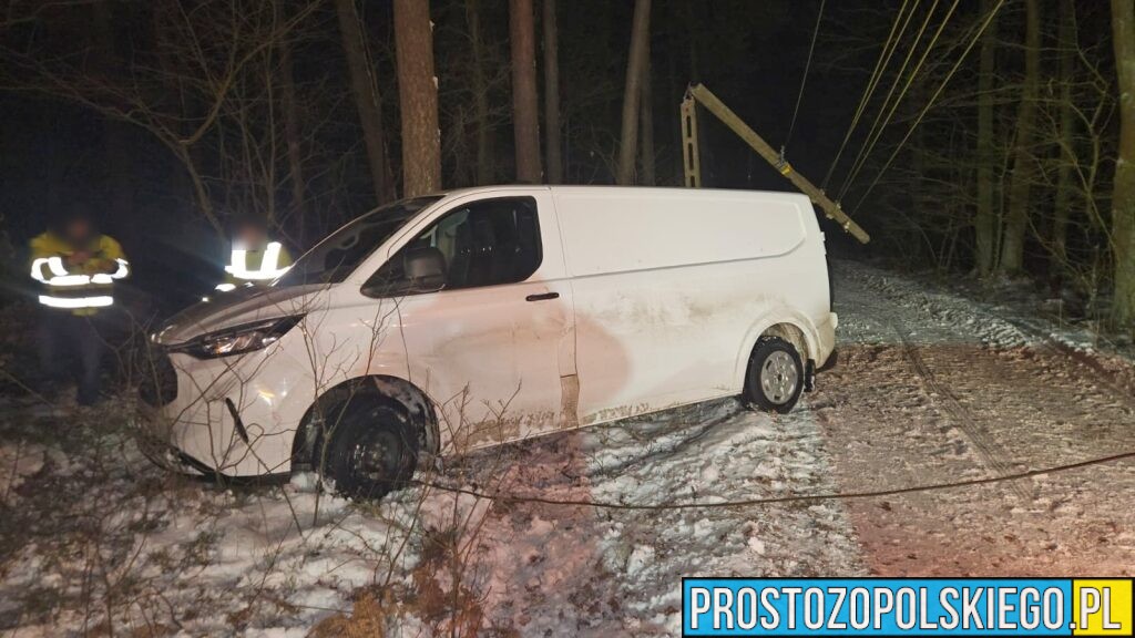 Wypadek w Zakrzowie Turawskim. Samochód dostawczy uderzył w słup energetyczny