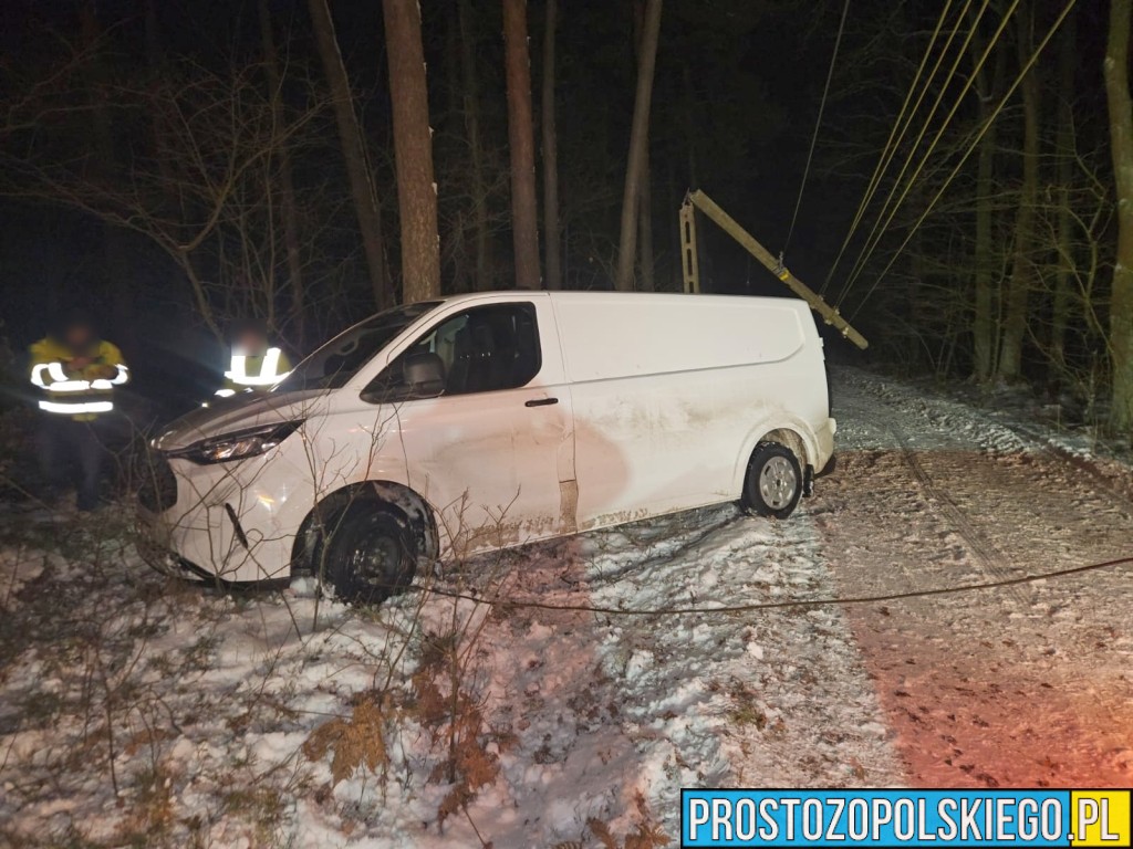 Wypadek w Zakrzowie Turawskim. Samochód dostawczy uderzył w słup energetyczny