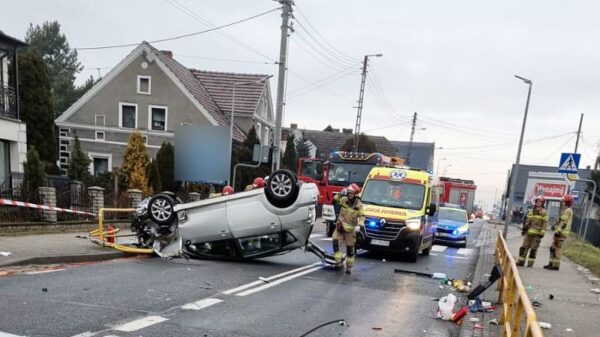 Wypadek drogowy w Żlinicach. Samochód dachował, droga całkowicie zablokowana