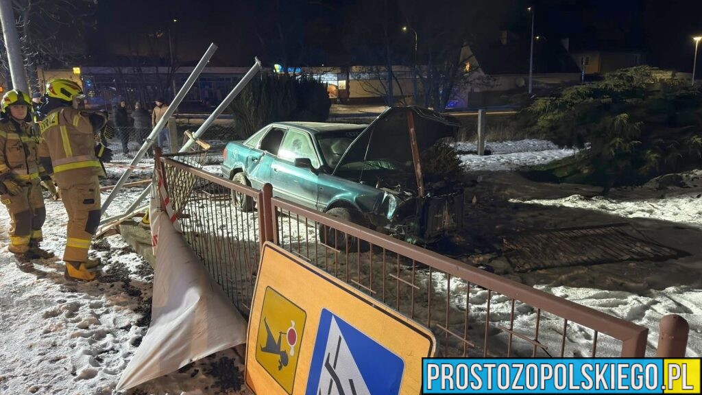 Pijany kierowca bez uprawnień spowodował wypadek w Kędzierzynie-Koźlu. Audi wjechało na posesję