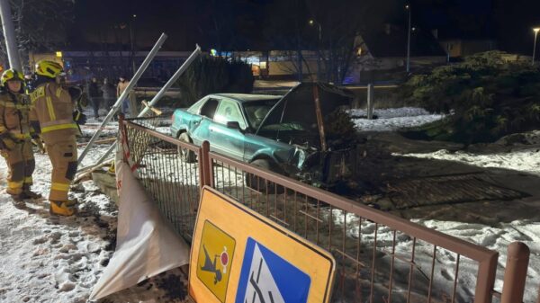 Pijany kierowca bez uprawnień spowodował wypadek w Kędzierzynie-Koźlu. Audi wjechało na posesję