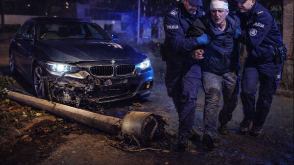 Opole: Policyjny pościg za pijanym kierowcą BMW. Staranował latarnię i próbował uciekać pieszo – miał ponad 2 promile alkoholu