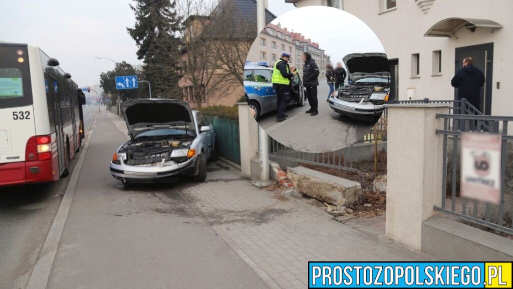 Kolizja na ul. Niemodlińskiej w Opolu. 19-latek uderzył w autobus MZK i ogrodzenie