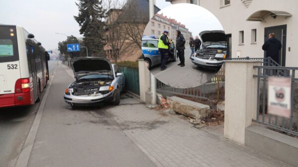Kolizja na ul. Niemodlińskiej w Opolu. 19-latek uderzył w autobus MZK i ogrodzenie