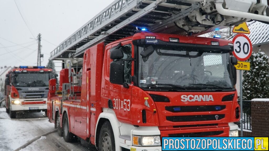 Pożar domu w Dobrzeniu Wielkim. Na miejscu pięć zastępów straży pożarnej