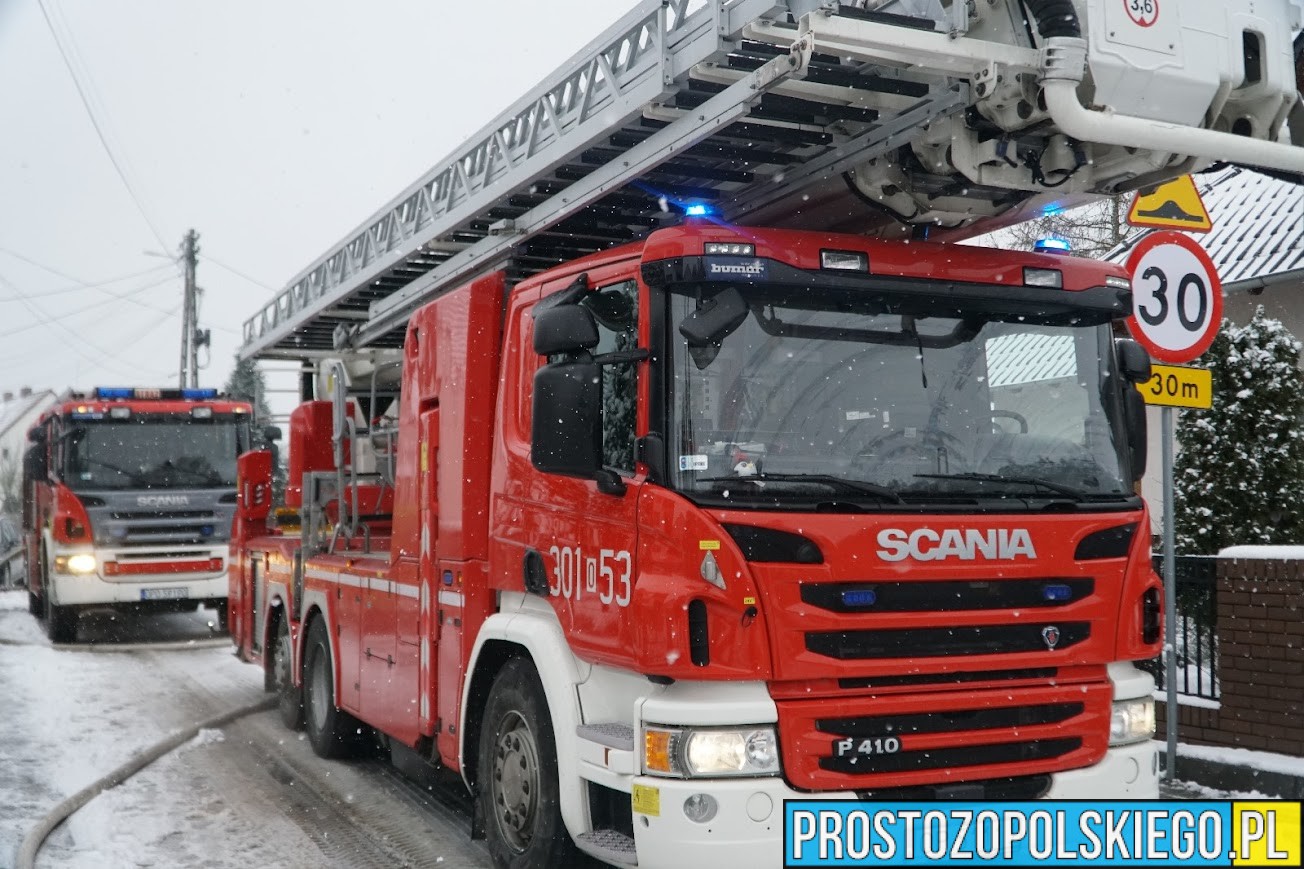 Pożar domu w Dobrzeniu Wielkim. Na miejscu pięć zastępów straży pożarnej