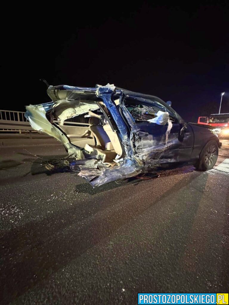 Poważny wypadek na&nbsp;DK39. Droga Brzeg–Namysłów zablokowana. Jeden z&nbsp;pojazdów rozerwany na&nbsp;dwie części