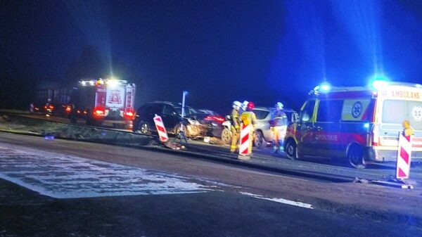 Wypadek na ul. Wrocławskiej w Opolu. Zderzenie trzech samochodów, jedna osoba trafiła do szpitala