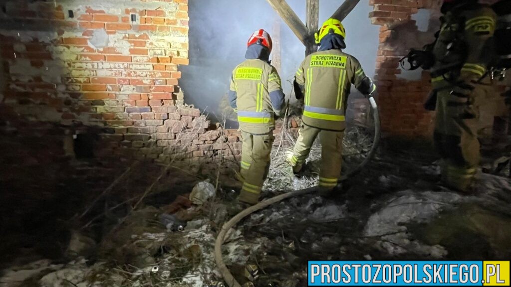 Nocne działania straży pożarnej w Bogacicy. Dwa pożary opuszczonych obiektów
