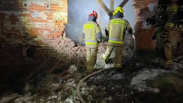 Nocne działania straży pożarnej w Bogacicy. Dwa pożary opuszczonych obiektów