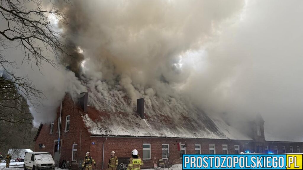Pożar budynku mieszkalnego w Kluczborku. Ewakuowano cztery osoby