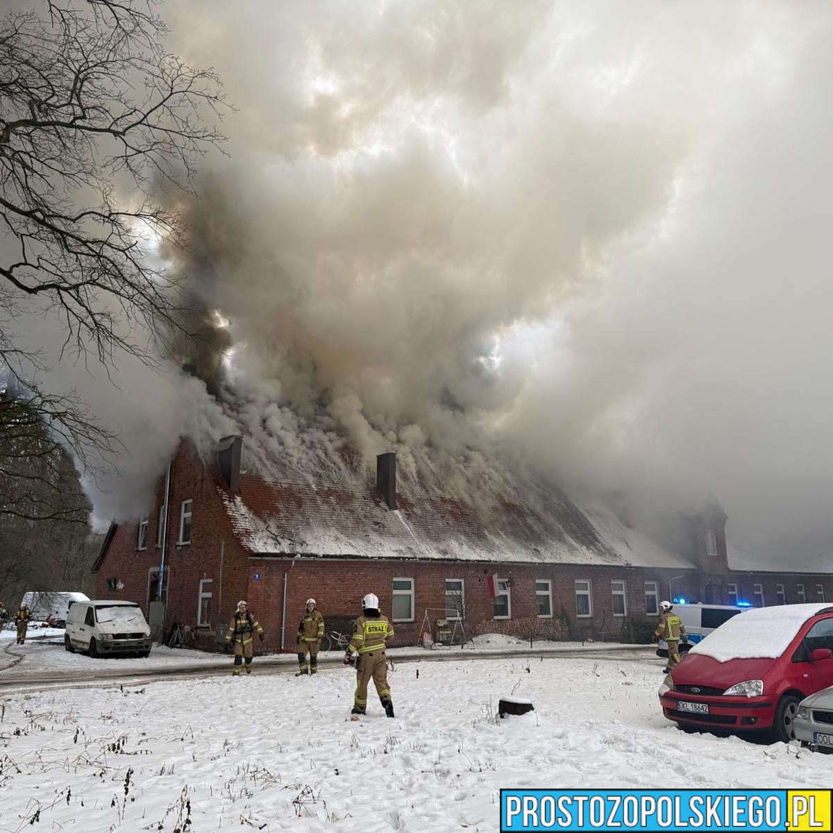 Pożar budynku mieszkalnego w Kluczborku. Ewakuowano cztery osoby