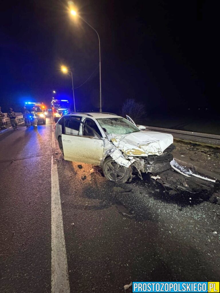 Poważny wypadek na&nbsp;DK39. Droga Brzeg–Namysłów zablokowana. Jeden z&nbsp;pojazdów rozerwany na&nbsp;dwie części