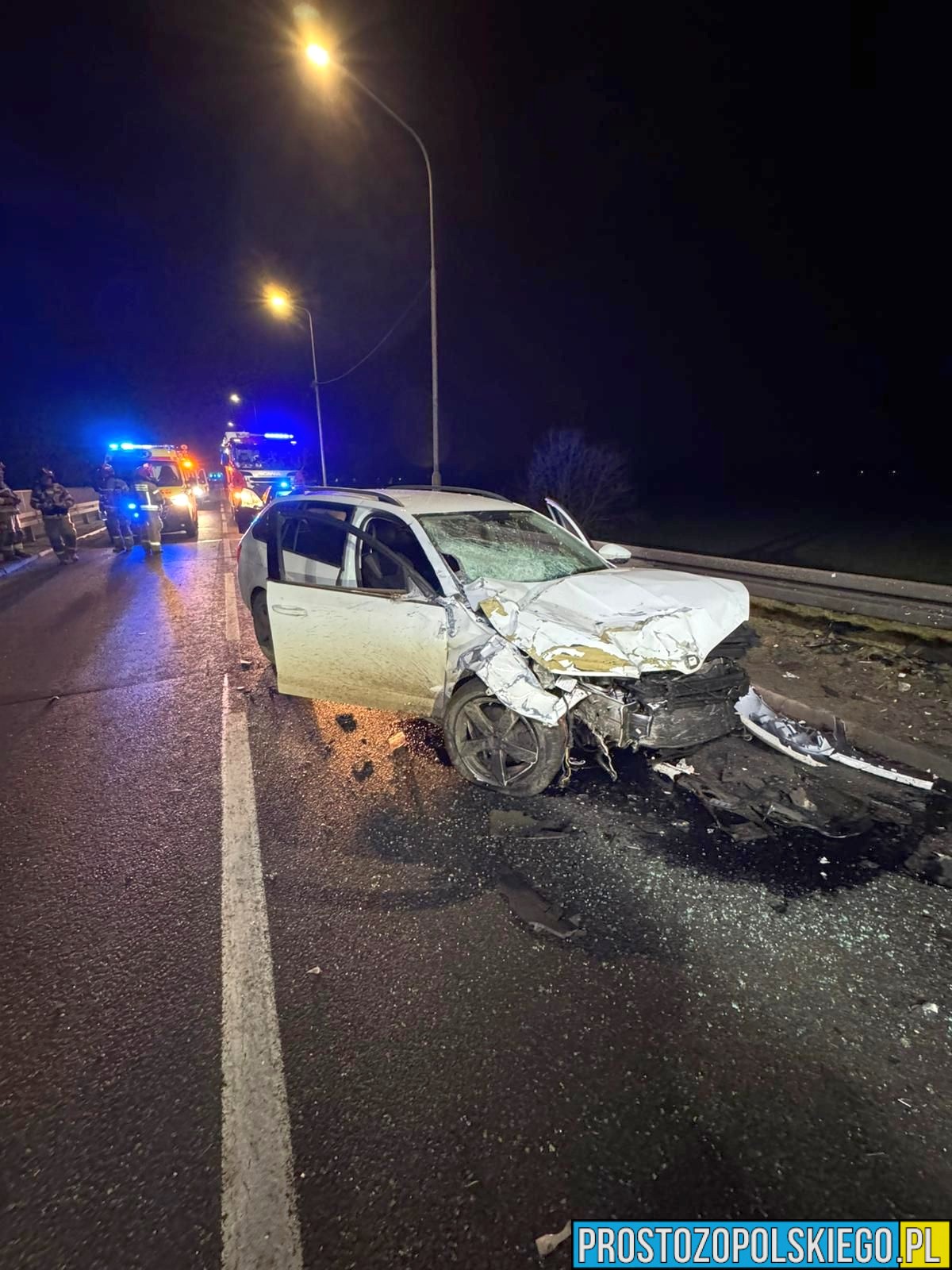 Poważny wypadek na DK39. Droga Brzeg–Namysłów zablokowana. Jeden z pojazdów rozerwany na dwie części