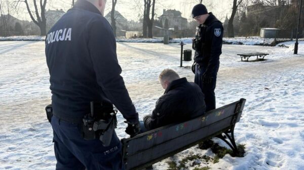 Kluczbork: Policjanci uratowali 57-latka przed wychłodzeniem