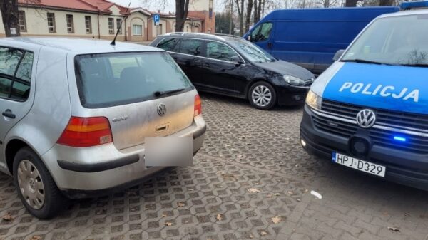 Kluczborscy policjanci pomogli seniorowi odnaleźć samochód. 78-latek bezpiecznie wrócił do domu