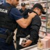 Policjant po służbie zatrzymał złodzieja w drogerii. Mienie warte 700 zł wróciło do sklepu