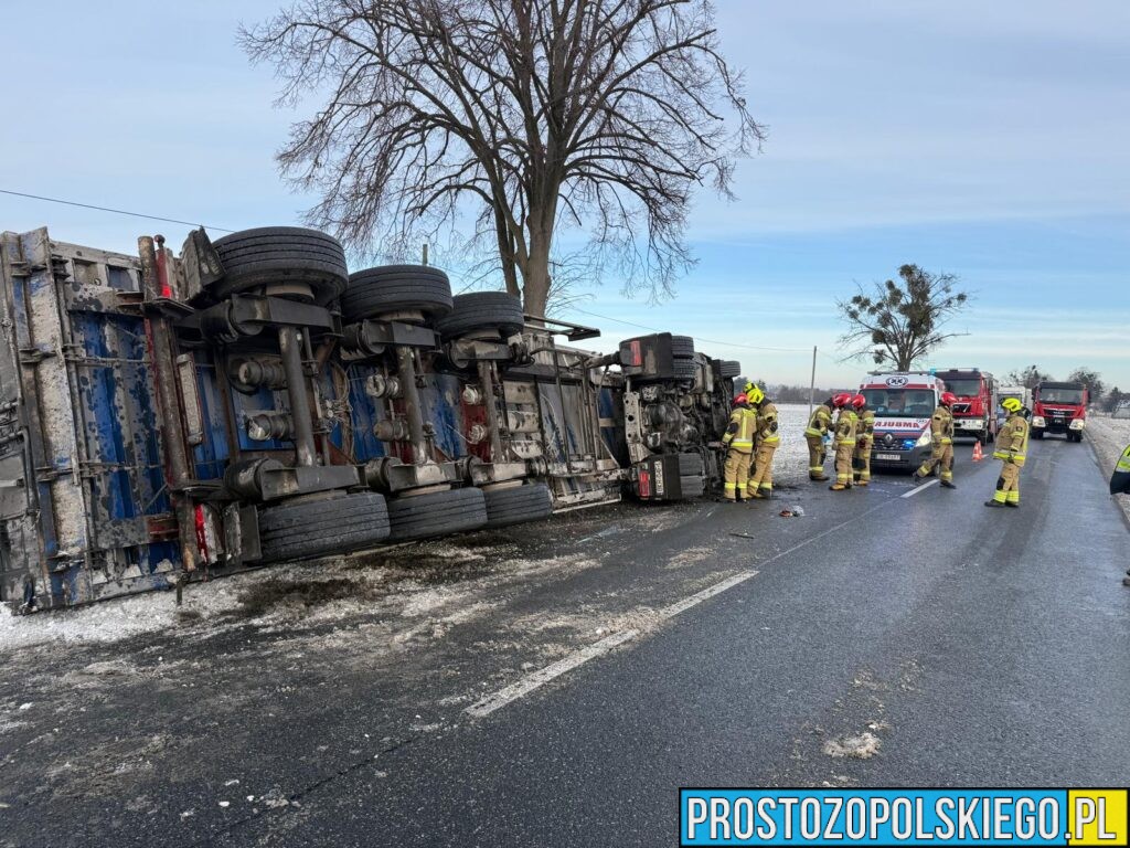 Wypadek ciężarówki na DK40 między Pokrzywnicą a Większycami. Przewrócony tir z burakami